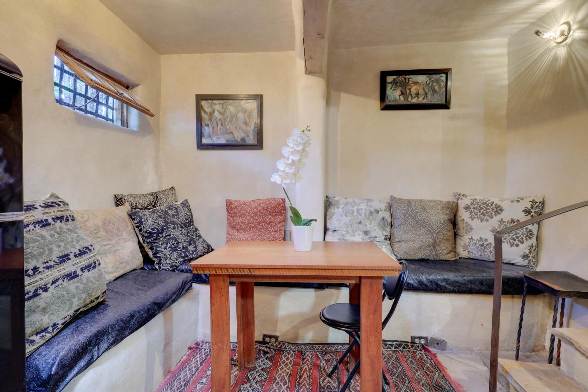 Adobe 2 Blocks To Downtown Plaza! *