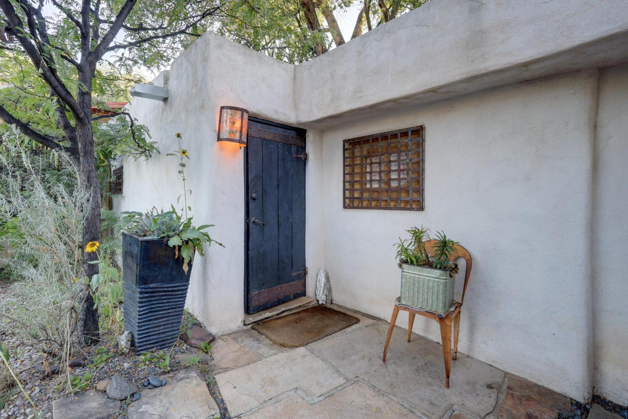 Adobe 2 Blocks To Downtown Plaza! Apartment *