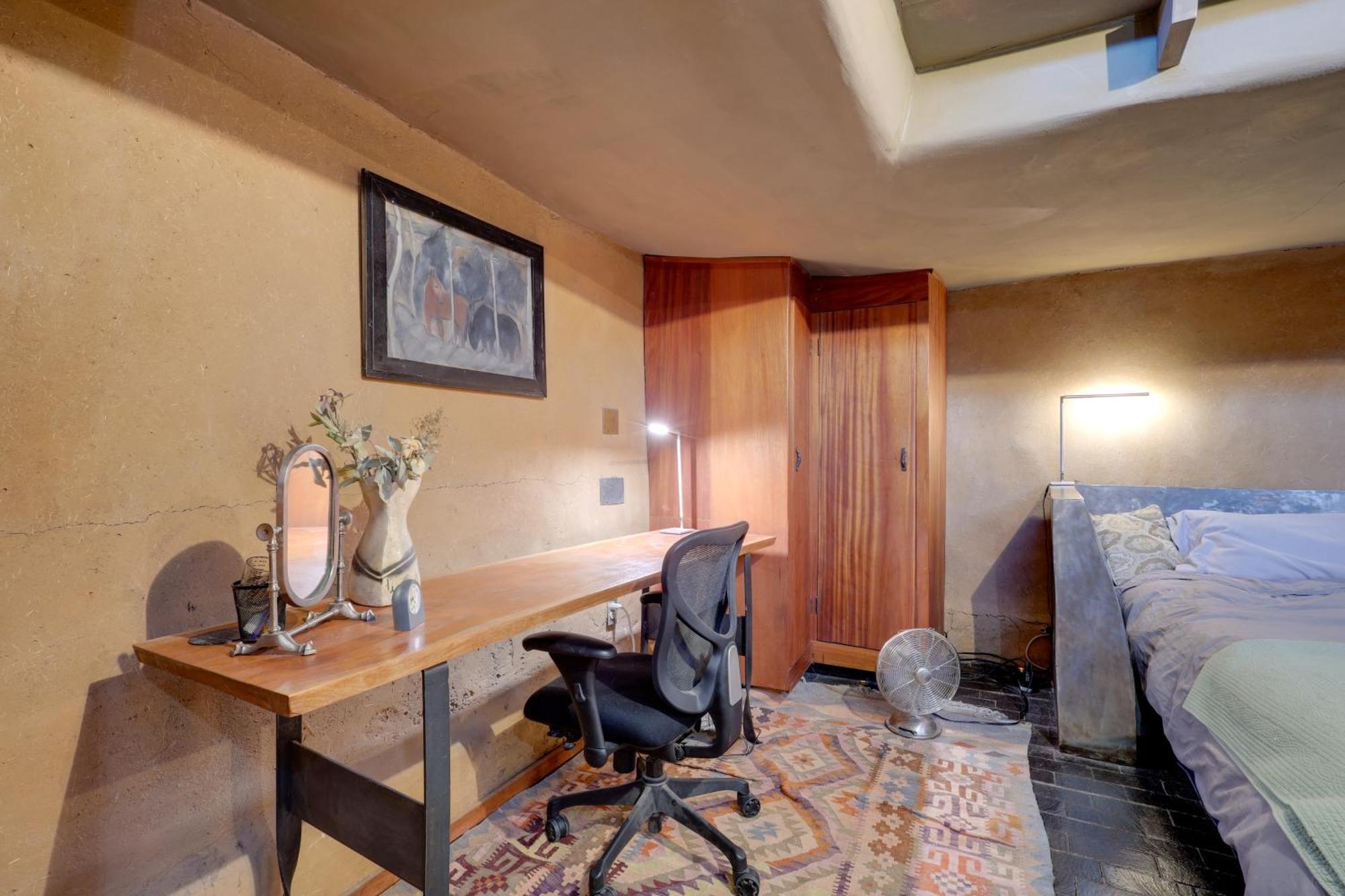 Adobe 2 Blocks To Downtown Plaza! *