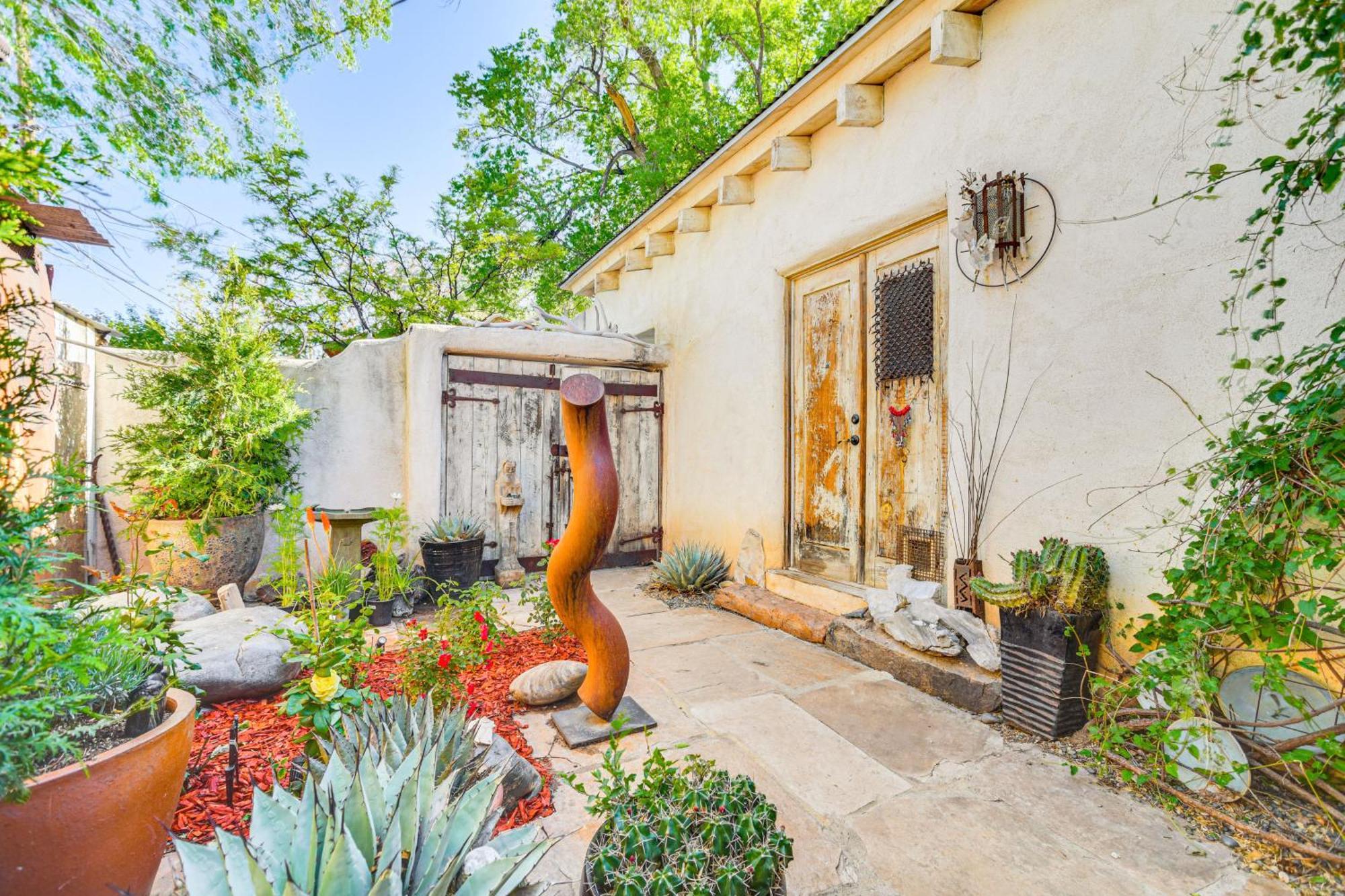Adobe 2 Blocks To Downtown Plaza! Apartment *